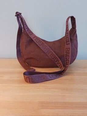 NWT BAGGU Small Mahogany Crescent Bag